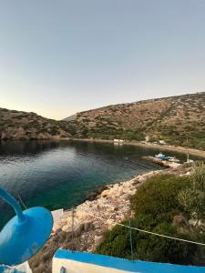 Vue sur une étendue d'eau avec des montagnes en arrière-plan dans l'établissement Pandaisia Φούρνοι Κορσεων, à Fourni