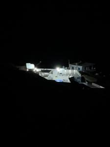 - un groupe de bateaux blancs de nuit avec lumières dans l'établissement Pandaisia Φούρνοι Κορσεων, à Fourni