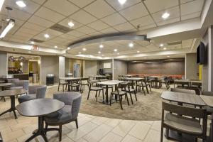 un restaurante con mesas y sillas en una habitación en SpringHill Suites by Marriott San Antonio Medical Center/Northwest, en San Antonio