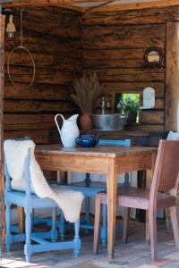 a wooden table with chairs and a vase on it at Loo kodu&köök in Muraste