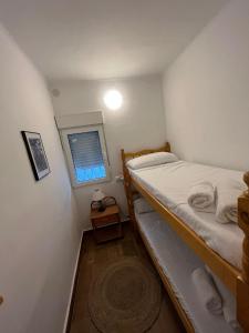 een kleine slaapkamer met 2 stapelbedden en een raam bij Apartamento Cabo Polonio in Tarragona