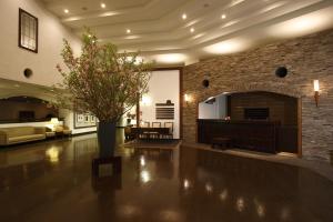 
a living room filled with furniture and a fire place at Odakyu Hotel de Yama in Hakone
