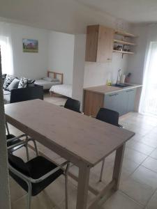 uma sala de estar com uma mesa de madeira e cadeiras em 2 room apartment in Snina em Snina