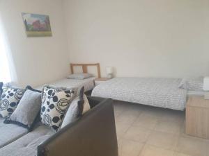 uma sala de estar com uma cama e um sofá em 2 room apartment in Snina em Snina