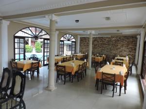 En restaurang eller annat matställe på Oasis Beach Resort