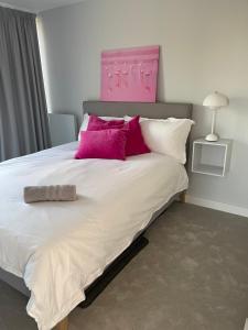 Postel nebo postele na pokoji v ubytování Seaside Luxury Retreat