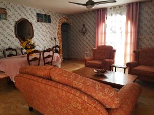 een woonkamer met een bank en een tafel bij The Dragonfly Retreat in Málaga