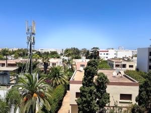 widok na miasto z drzewami i budynkami w obiekcie The Sunny 15 w mieście Casablanca