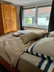 a bed in a bedroom with a window at Ferienhaus Ankerplatz in Lambrechtshagen