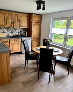 a kitchen with a table and chairs in a kitchen at Ferienhaus Ankerplatz in Lambrechtshagen