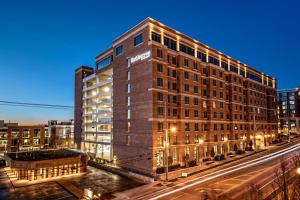 ein hohes Gebäude in der Nacht auf einer Stadtstraße in der Unterkunft Residence Inn by Marriott Nashville Green Hills in Nashville