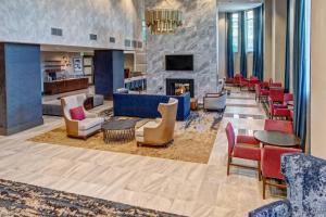 hol hotelu z krzesłami i kominkiem w obiekcie Residence Inn by Marriott Nashville Green Hills w mieście Nashville