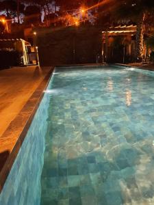 ein Schwimmbad in der Nacht mit blau in der Unterkunft Appartement de standing avec piscine et plage à pieds in La Croix-Valmer