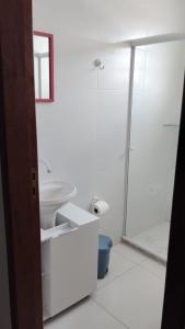 y baño blanco con aseo y ducha. en Loft PARIS para Casais, em Iguaba Grande, 150 metros da praia en Iguaba Grande