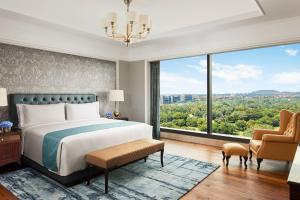 Postel nebo postele na pokoji v ubytování The Ritz-Carlton, Pune