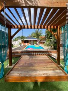 - un pont en bois dans un pavillon avec une piscine dans l'établissement Kaz bleu karaibes, à Sainte-Anne