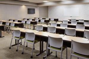 een klaslokaal met tafels en stoelen en een whiteboard bij SpringHill Suites by Marriott San Antonio Downtown-Riverwalk Area in San Antonio