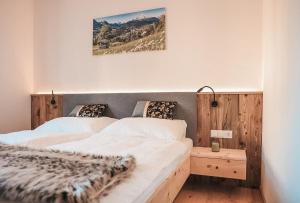 1 dormitorio con 2 camas y una foto en la pared en AlpenLuxus' VERONIKAS Relax & Family Suite with sun terrace and car park, en Fügen