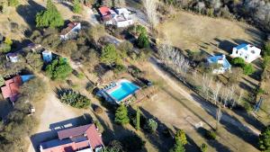 vista aerea di una casa con piscina di Complejo Turístico Casaflor a Villa Cura Brochero