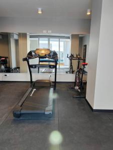 a gym with a table and bikes in a room at Departamento en zona Residencial con Parqueo in Santa Cruz de la Sierra