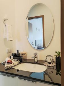 a bathroom with a sink and a mirror at Departamento en zona Residencial con Parqueo in Santa Cruz de la Sierra