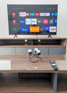 einen TV auf einem Tisch mit Fernbedienung in der Unterkunft Departamento en zona Residencial con Parqueo in Santa Cruz de la Sierra + 11 Fotos