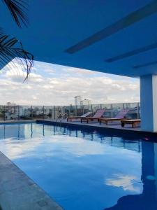 a large swimming pool with blue water in a building at Departamento en zona Residencial con Parqueo in Santa Cruz de la Sierra