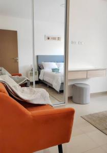 a bedroom with a bed and a mirror at Departamento en zona Residencial con Parqueo in Santa Cruz de la Sierra
