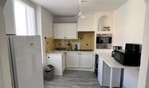 Kuchnia lub aneks kuchenny w obiekcie AptCityStay