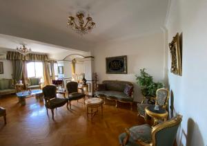 開羅的住宿－Heliopolis pearl/ furnished apartment，客厅配有家具和吊灯。