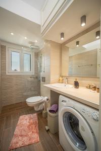 MiniaにあるAriadni Sea View Apartmentのバスルーム(洗濯機、トイレ付) +62枚の写真