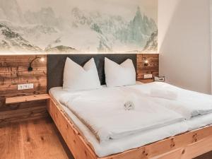 Posteľ alebo postele v izbe v ubytovaní AlpenLuxus' ZWEITE HEIMAT with garden & underground parking space