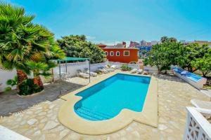 卡爾佩的住宿－Marlene - private pool villa with sea views from the rooftop in Calpe，庭院中间的游泳池