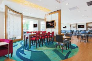 En restaurant eller et spisested på SpringHill Suites by Marriott San Jose Airport