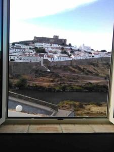 - une vue sur la ville depuis la fenêtre dans l'établissement Casa Amarela Alojamento Local, à Mértola