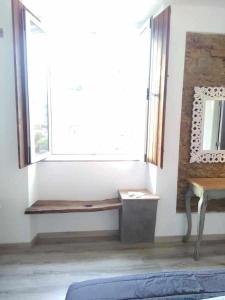 a room with a bench in front of a window at Casa Amarela Alojamento Local in Mértola