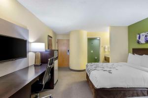 Habitación de hotel con cama y escritorio con TV. en Sleep Inn Denver Tech Greenwood Village en Greenwood Village