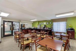 un ristorante con tavoli e sedie in legno e bancone di Sleep Inn Denver Tech Greenwood Village a Greenwood Village