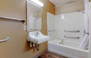 y baño con lavabo, ducha y bañera. en Extended Stay America Suites - Pleasant Hill - Buskirk Ave, en Pleasant Hill