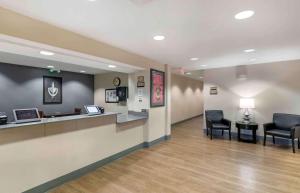 ein Wartezimmer in einem Krankenhaus mit zwei Stühlen in der Unterkunft Extended Stay America Suites - Kansas City - Airport in Kansas City