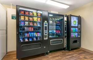 dos máquinas de refrescos en una habitación con bebidas en Extended Stay America Suites - Kansas City - Airport en Kansas City