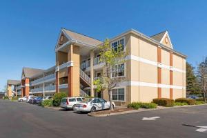 un gran edificio con coches estacionados en un estacionamiento en Extended Stay America Suites - Santa Rosa - South, en Santa Rosa