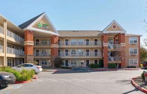 a large apartment building with a parking lot at Extended Stay America Suites - Sacramento - White Rock Rd in Rancho Cordova