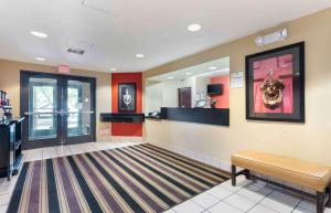 vestíbulo con zona de espera y sala de espera en Extended Stay America Suites - Livermore - Airway Blvd, en Livermore