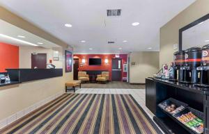 un hall d'un hôtel avec une salle d'attente dans l'établissement Extended Stay America Suites - Livermore - Airway Blvd, à Livermore