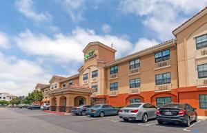 um hotel com carros estacionados num parque de estacionamento em Extended Stay America Suites - San Diego - Oceanside em Oceanside