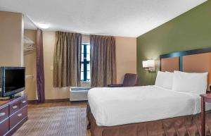 um quarto de hotel com uma cama e uma televisão de ecrã plano em Extended Stay America Suites - San Diego - Oceanside em Oceanside