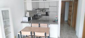 Kuchyň nebo kuchyňský kout v ubytování Apartamento de verano en Vilagarcía de Arousa