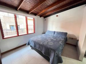 1 dormitorio con 1 cama y 2 ventanas en Amplio e iluminado 74 m2 Wf 200 MB ideal mascotas, en Sabaneta