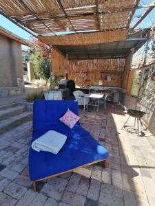 un divano blu seduto nel mezzo di un patio di Romantic and private cabin in Río Hurtado a Hurtado